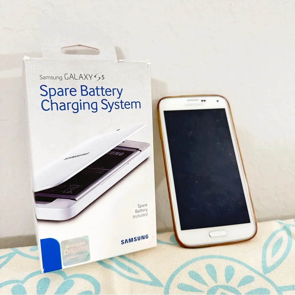 Unlocked Samsung Galaxy S5 flagship phone and charger and spare battery!